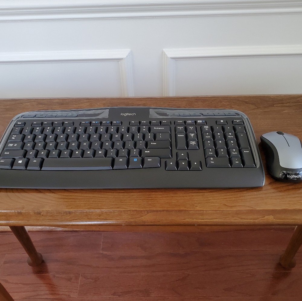 LOGITECH MK335 FULL SIZE WIRELESS KEYBOARD AND MOUSE COMBO